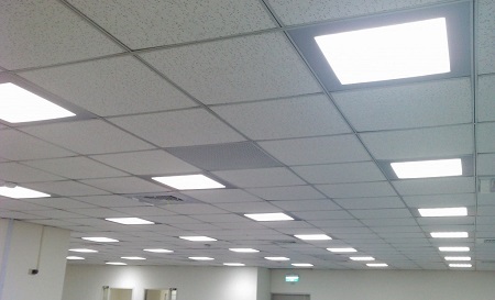 Как выбрать потолочные светильники для офиса: типы и особенности 